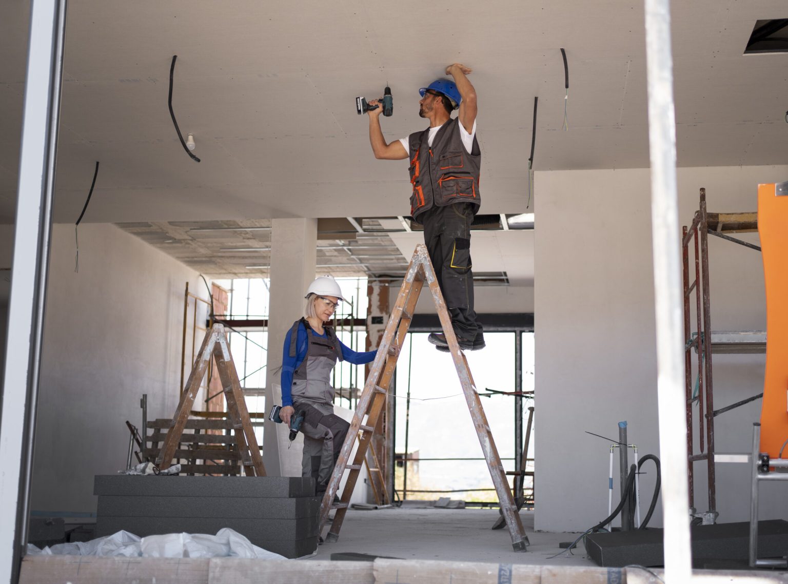 full-shot-man-woman-standing-ladder